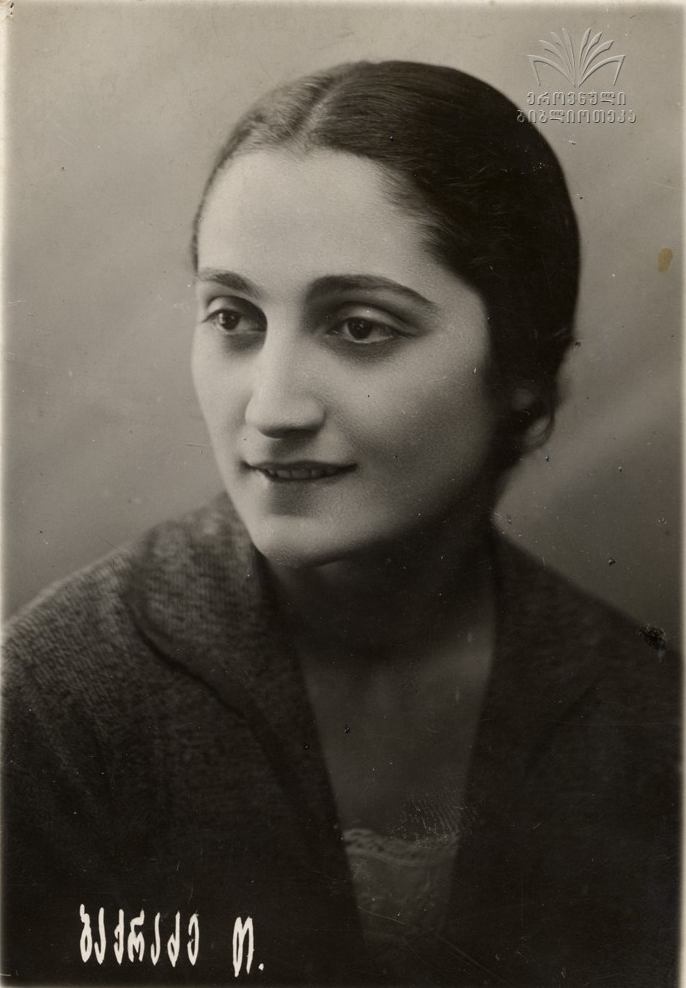 თამარ ბაქრაძე 1907-1995წწ გარდ. 88 წლის, მსახიობი, შოთა რუსთაველის სახელობის სახელმწიფო  თეატრის მსახიობი. დაბ. სოფ. ხაშმი, საგარეჯო